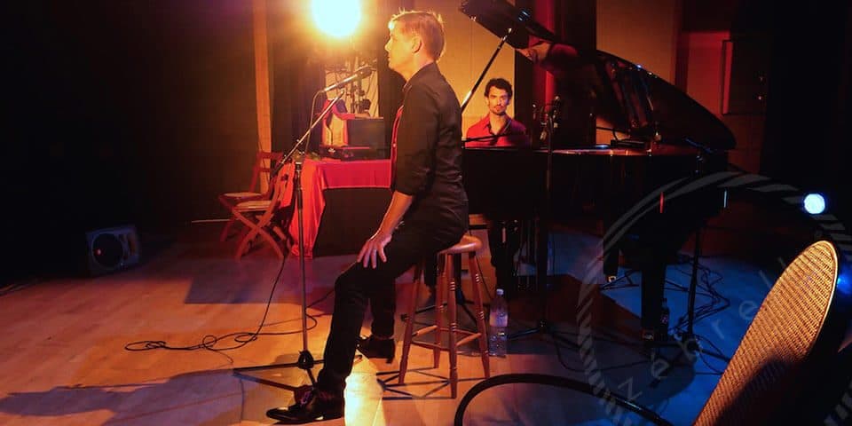 reportage-photos-musique-concert-homme-habit-rouge