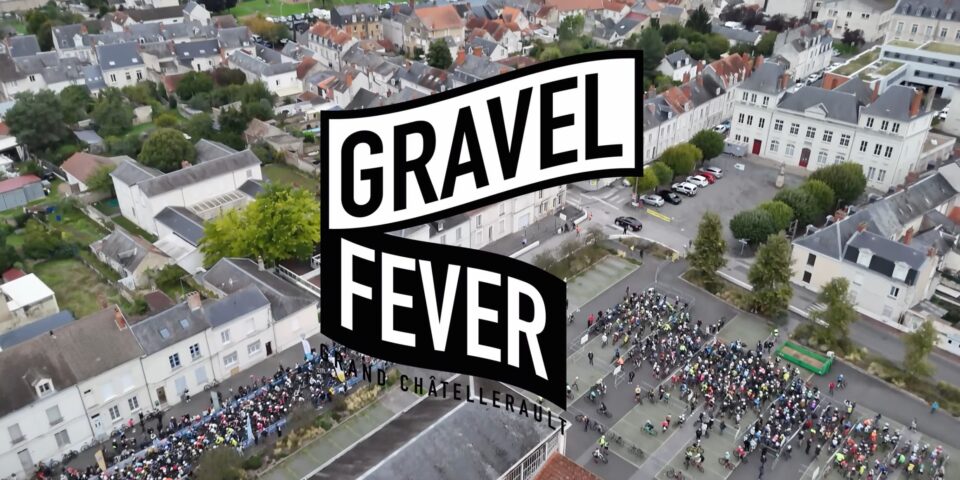 Image au drone de l'événement Gravel Fever Festival 2025 à Châtellerault avec au-dessus le titre de l'événement. Image introductive de l'aftermovie réalisé par l'Agence Zébrelle.